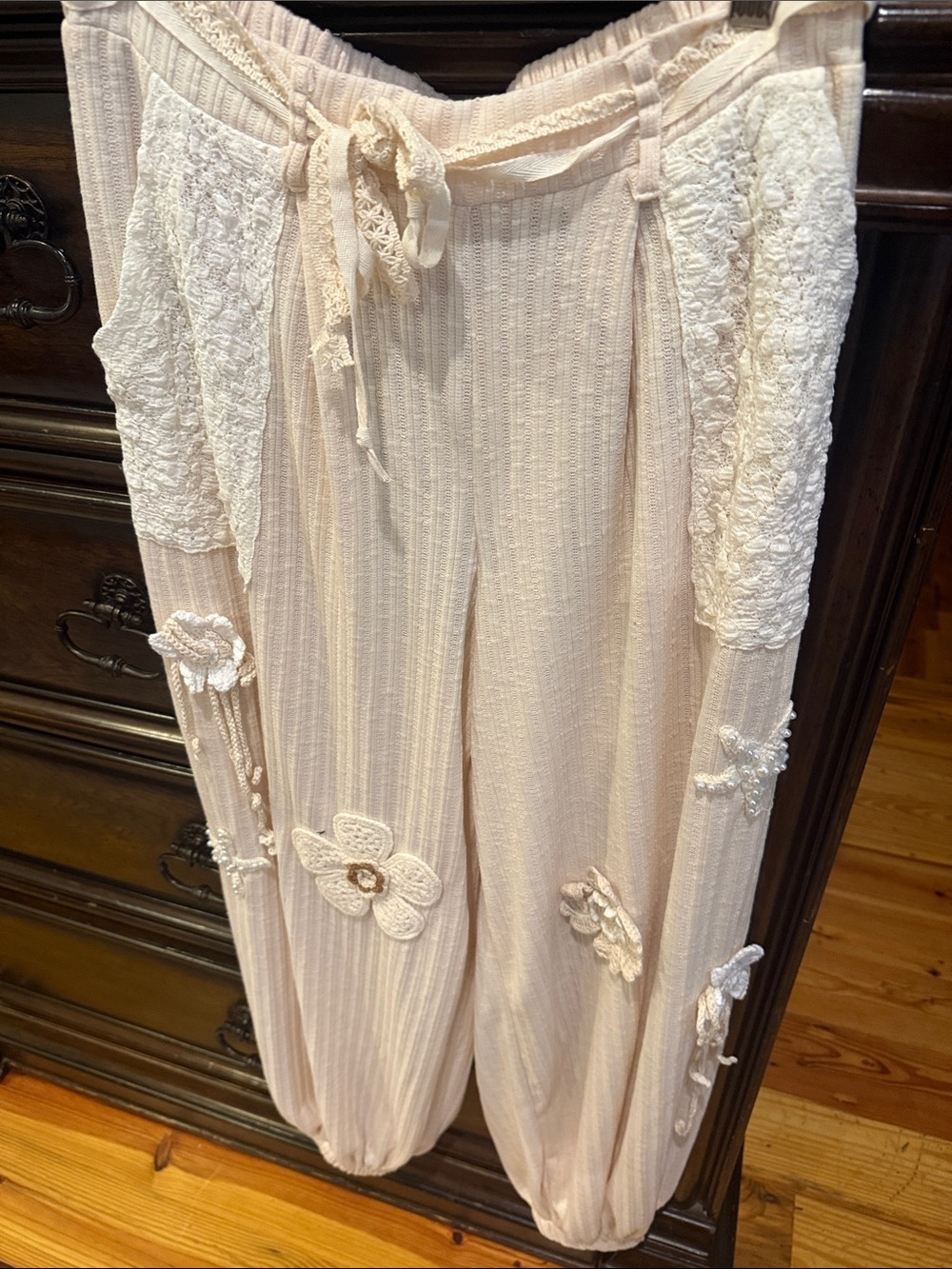POL Cream Textured Knit Pants with Drawstring Detail. NWOT.
